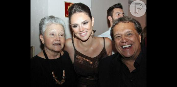 Isabelle Drummond posa ao lado de Maria Adelaide Amaral e Dennis Carvalho na chegada à festa de lançamento 'Sangue Bom'