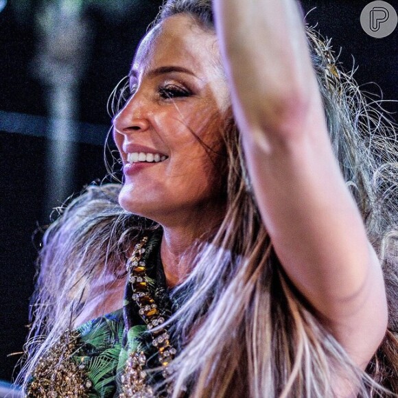 Após o fim da apuração das escolas de samba do Rio, Claudia Leitte não comentou o sétimo lugar da agremiação da Zona Oeste, mas confirmou sua permanência como rainha de bateria em 2016