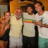 Deborah Secco assumiu seu relacionamento com o surfista Hugo Moura (de bermuda preta): 'Ainda bem, que agora eu encontrei você, eu realmente não sei, o que eu fiz para merecer você'