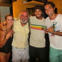 Deborah Secco assume namoro com surfista Hugo Moura em Noronha: 'Meu amor'