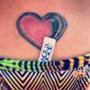 Sabrina Sato exibe a tatuagem de um coração que tem no cóccix