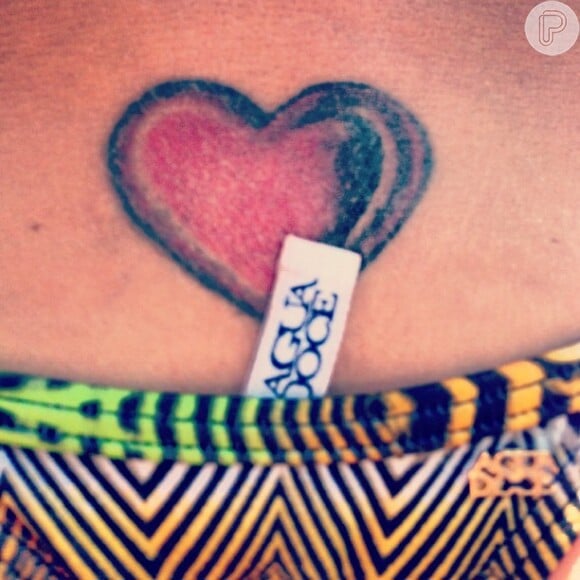 Sabrina Sato exibe a tatuagem de um coração que tem no cóccix