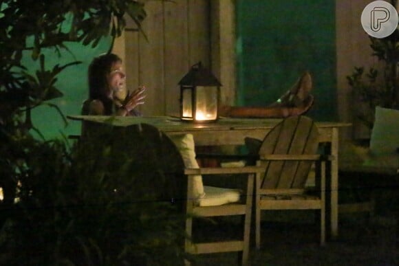 Alessandra Ambrosio faz passeio e para para descansar sentada à mesa do Quadrado de Trancoso, na Bahia