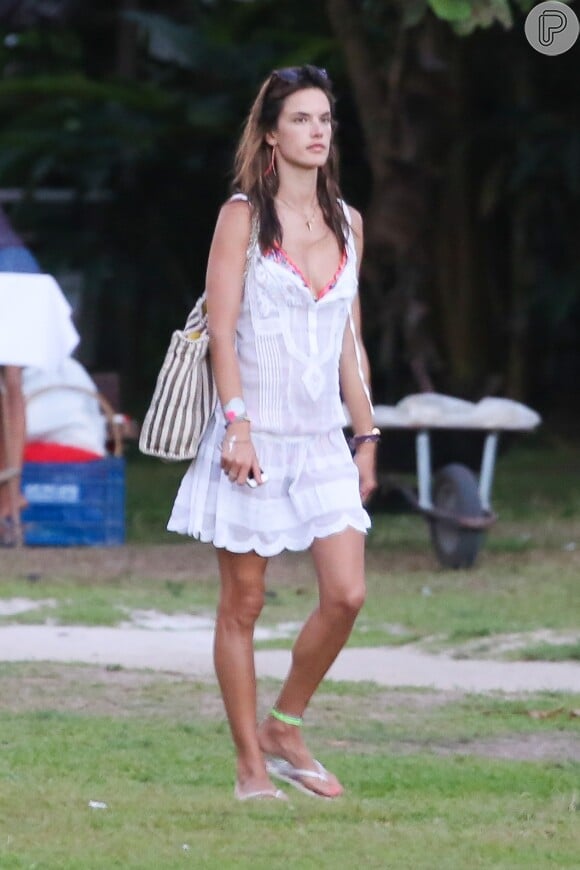 Alessandra Ambrosio usa look para caminhar pelo Quadrado de Trancoso, na Bahia