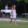 Alessandra Ambrosio faz passeio por Trancoso, na Bahia