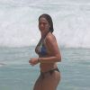 Fernanda Gentil mostrou a barriga saliente da gravidez quando foi à praia em janeiro de 2015. Jornalista da Globo está grávida de três meses