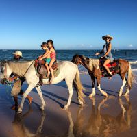 Após a ressaca de Carnaval, Alessandra Ambrosio cavalga com os filhos: 'Paraíso'