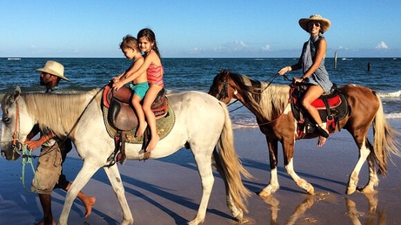 Após a ressaca de Carnaval, Alessandra Ambrosio cavalga com os filhos: 'Paraíso'
