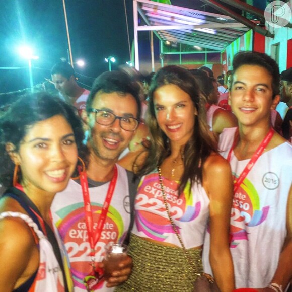 Em Salvador, Alessandra Ambrosio curtiu festa de Carnaval em um camarote
