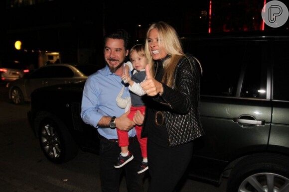 Adriane Galisteu chega acompanhada do marido e do filho, Vittorio, de 2 anos