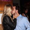 O casal trocou chamegos e beijos durante a festa de aniversário de Galisteu