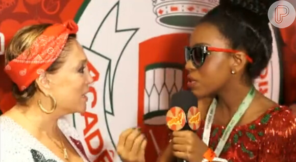 Susana Vieira é entrevistada por Luane Dias do 'Esquenta', em camarote na Sapucaí.