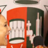 Susana Vieira solta gargalhada ao ser entrevistada por Luane Dias do 'Esquenta', em camarote da Sapucaí.