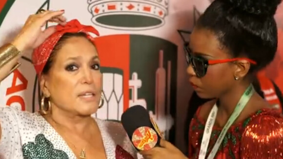 Susana Vieira diz que não liga para moda e usa lenço de mercado popular