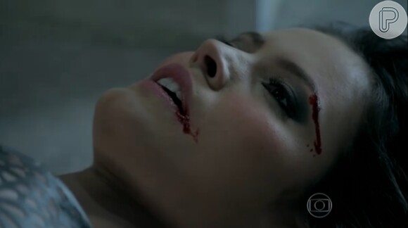 Carmen (Ana Carolina Dias) morre queimada em um incêndio provocado por ela própria, em 'Império'
