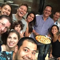 Michel Teló se reúne com família de Thais Fersoza para comer pizza: 'Turma boa'