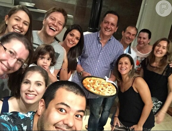 Thais Fersoza e Michel Teló comem pizza com a família da atriz, em 23 de fevereiro de 2015
