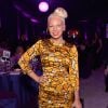 A cantora Sia mostrou o rosto em uma festa pós-Oscar realizada em Los Angeles no domingo, 22 de fevereiro de 2015. Excêntrica, ela costuma ir aos eventos com roupas e adereços que escondem o seu rosto