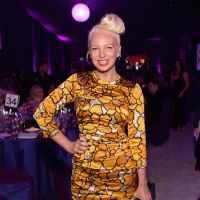 Sia mostra o rosto ao participar de festa pós-Oscar em Los Angeles