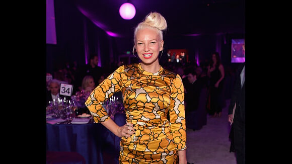 Sia mostra o rosto ao participar de festa pós-Oscar em Los Angeles