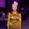 Sia foi à festa do Oscar com um look estampado composto de blusa e calça e, demonstrando estar à vontade, sorriu diante dos fotógrafos
