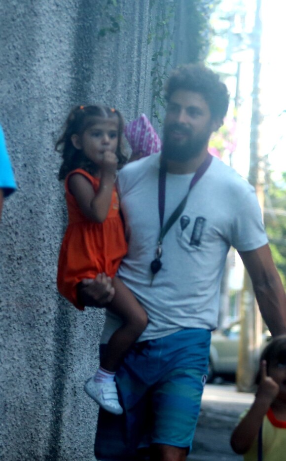 Cauã Reymond busca a filha, Sofia, na escola, no Rio de Janeiro, nesta terça-feira, 24 de fevereiro de 2015