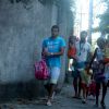 Cauã Reymond busca a filha, Sofia, na escola, no Rio de Janeiro