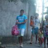 Cauã Reymond busca a filha, Sofia, na escola, no Rio de Janeiro