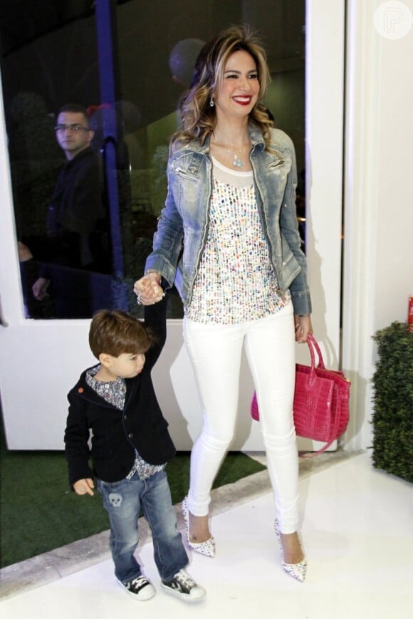 Lorenzo, filho de Luciana Gimenez com Marcelo de Carvalho, é companhia constante da mamãe em eventos infantis