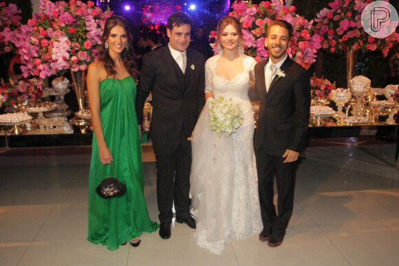 Para ser madrinha do casamento de Rodrigo Scarpa, do 'Pânico', a modelo Mônica Benini também apostou no vestido Alexandre McQueen, em outro tom de verde