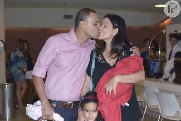 Denílson e Luciele di Camargo deixam a maternidade com o rosto do filho-recém nascido coberto, nesta quarta-feira, 25 de fevereiro de 2015