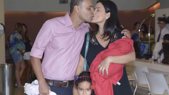 Denílson e Luciele di Camargo cobrem rosto do filho ao deixar maternidade