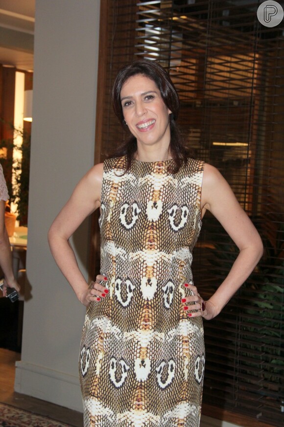 A atriz Maria Clara Gueiros escolheu um vestido com estampa animal print