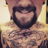 Ao publicar a foto da tatuagem, Bejin Madden escreveu que era um homem de sorte: 'Pensando em você'