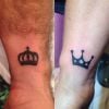 Em comemoração aos nove anos de casados, Otaviano Costa e Flávia Alessandra se homenagearam com tatuagens de coroas no pulso