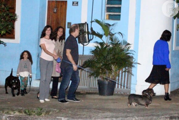 Camila Pitanga e a filha, Antonia, saem em família na Zona Sul do Rio, em 21 de abrilo de 2013