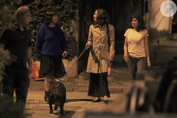 Camila Pitanga leva cachorro para passear acompanhada de amigos