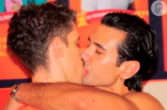 Filho de Marília Gabriela, Theodoro Cochrane foi fotografado beijando um  homem no Carnaval de Salvador e virou assunto na mídia