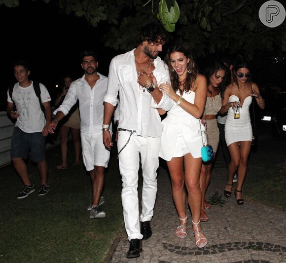 Bruna Marquezine está namorando o modelo Marlon Teixeira