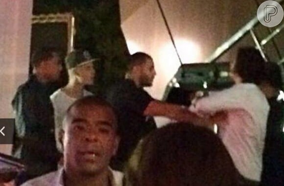 Em julho de 2014, Orlando Bloom acertou um soco no rosto de Justin Bieber durante um jantar, em Ibiza, na Espanha. O ator teve um ataque de ciúmes ao saber que a ex-mulher, Miranda Kerr, estaria tendo um romance com o cantor