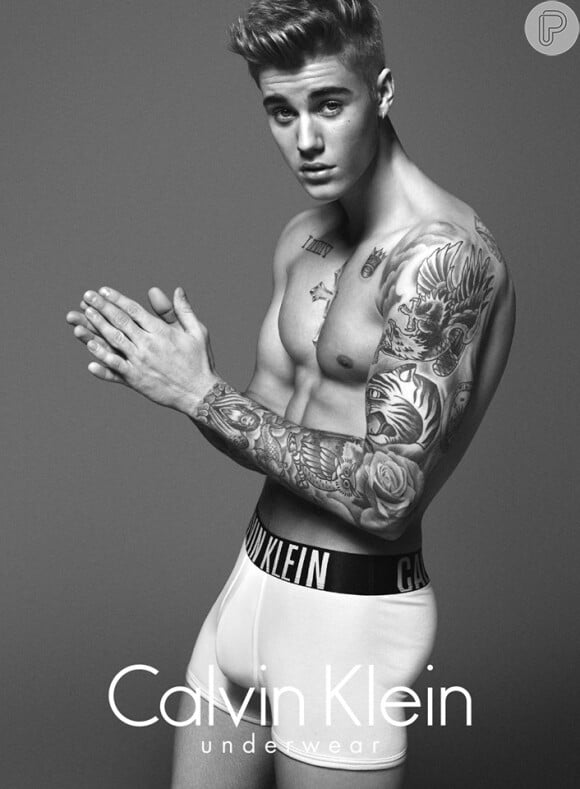 Justin Bieber causou posando apenas de cueca na campanha da Calvin Klein. O cantor, que é garoto-propaganda da marca, foi alvo de nova polêmica: boatos diziam que a imagem recebeu tratamento fotográfico, principalmente na região das partes íntimas de Bieber. Ele, lógico, negou