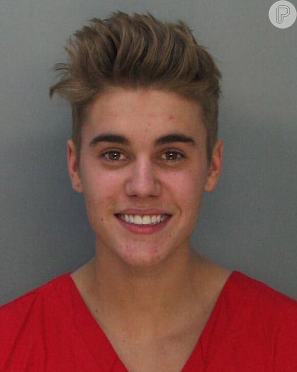 Polêmico até na hora de ser fichado na polícia. Em janeiro de 2014, Justin foi preso após ser flagrado dirigindo embriagado e participando de um 'pega' nas ruas de Miami. Irônico, o cantor provocou a fúria das autoridades ao sorrir para a foto na delegacia