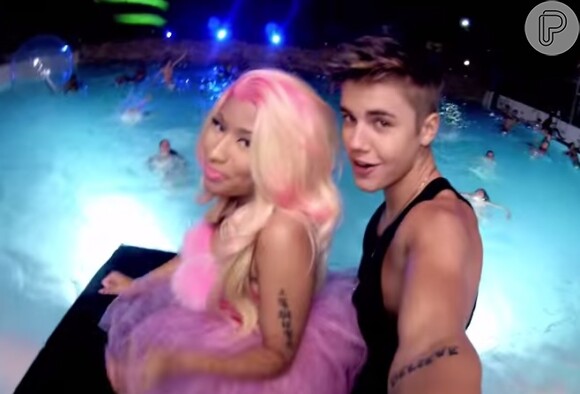 Justin sensualizou com Nicki Minaj no clipe de 'Beauty and a Beat'. Espertinho, ele agarrou a cantora por trás e escolheu a dedo as bailarinas que participaram da gravação