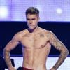 Bieber deixou as fãs enlouquecidas ao fazer um strip-tease na última edição do Fashion Rocks, em setembro do ano passado. O cantor ficou apenas de cueca e sensualizou em cima do palco