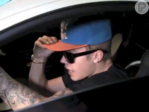 Justin voltou a ter problemas com um paparazzo em junho de 2013. O cantor quase atropelou um fotógrafo que o perseguia em Los Angeles, na Califórnia. O profissional sofreu escoriações e acusou Bieber de não prestar socorro
