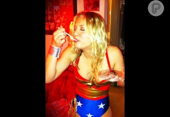 Kaley Cuoco, a musa do seriado 'Big Bang Theory', postou uma foto no seu Twitter onde aparece vestida de Mulher-Maravilha. 'Em homenagem à Comic-Con', legendou a loira, em julho de 2011