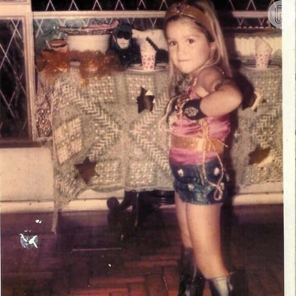 Na infância, a atriz Flávia Alessandra também já teve o seu dia de heroína. 'Achei que já era tempo de revelar minha identidade secreta... Sim! Eu sou a #MulherMaravilha', brincou, ao postar a foto