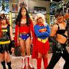 Ainda em 'Big Bang Theory', o elenco se vestiu de suas heroínas favoritas para a gravação de um episódio. Sheldon (Jim Parsons) de Mulher-Maravilha, Leonard (Johnny Galecki) de Supergirl, Raj (Kunal Nayyar) de Mulher-Gato e Howard (Simon Helberg) de Batgirl
