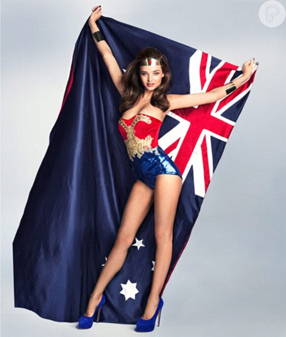 A modelo Miranda Kerr fotografou com a roupa de Mulher-Maravilha para a capa da revista australiana 'Grazia' em uma edição para colecionadores, em janeiro de 2012