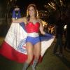 Na Costa do Sauípe, a cantora Claudia Leitte levou a torcida do Bahia à loucura quando subiu ao palco do 'Sauípe Fest' vestida de Mulher-Maravilha e segurando a bandeira do tricolor Baiano